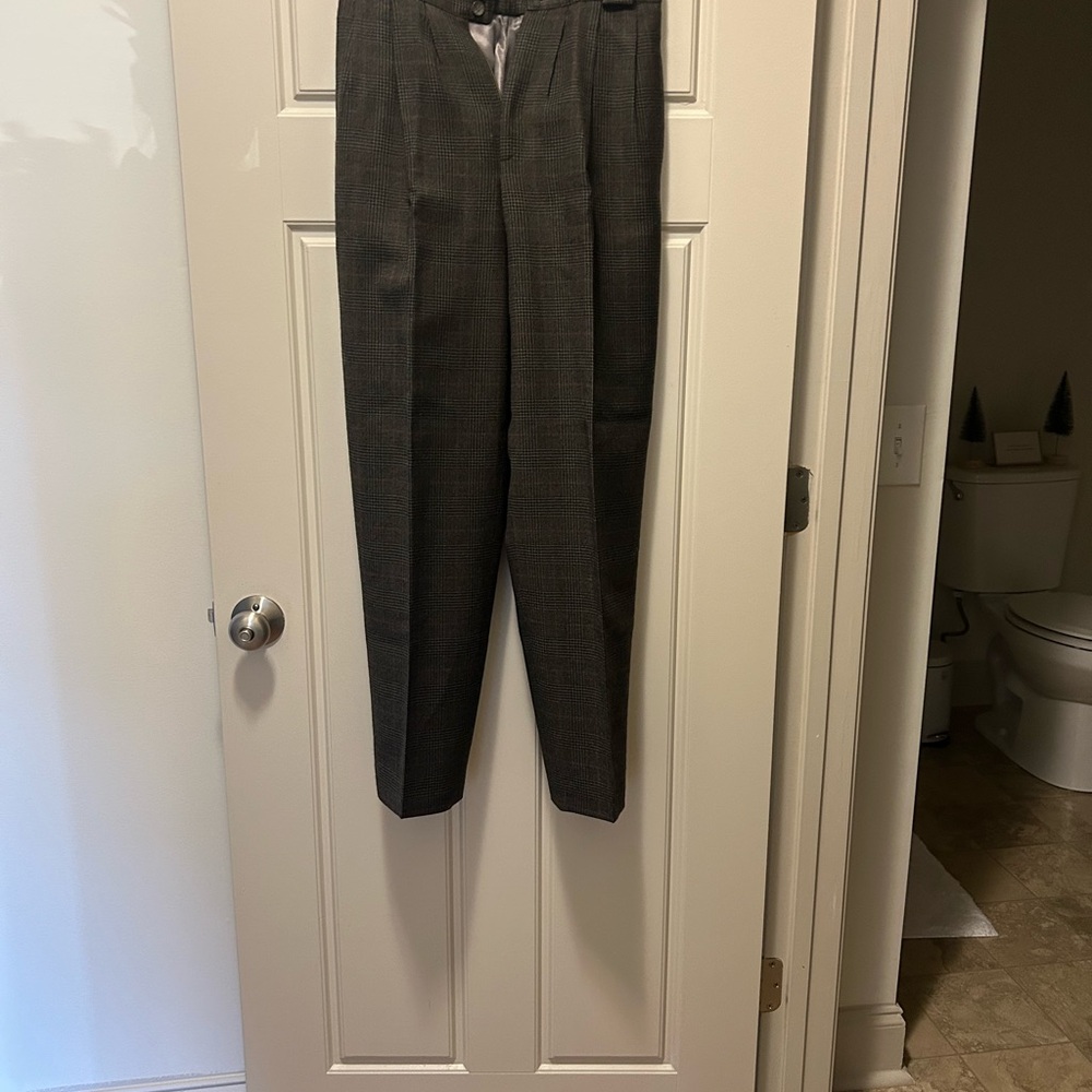Elegant Women's Gray Pantsuit